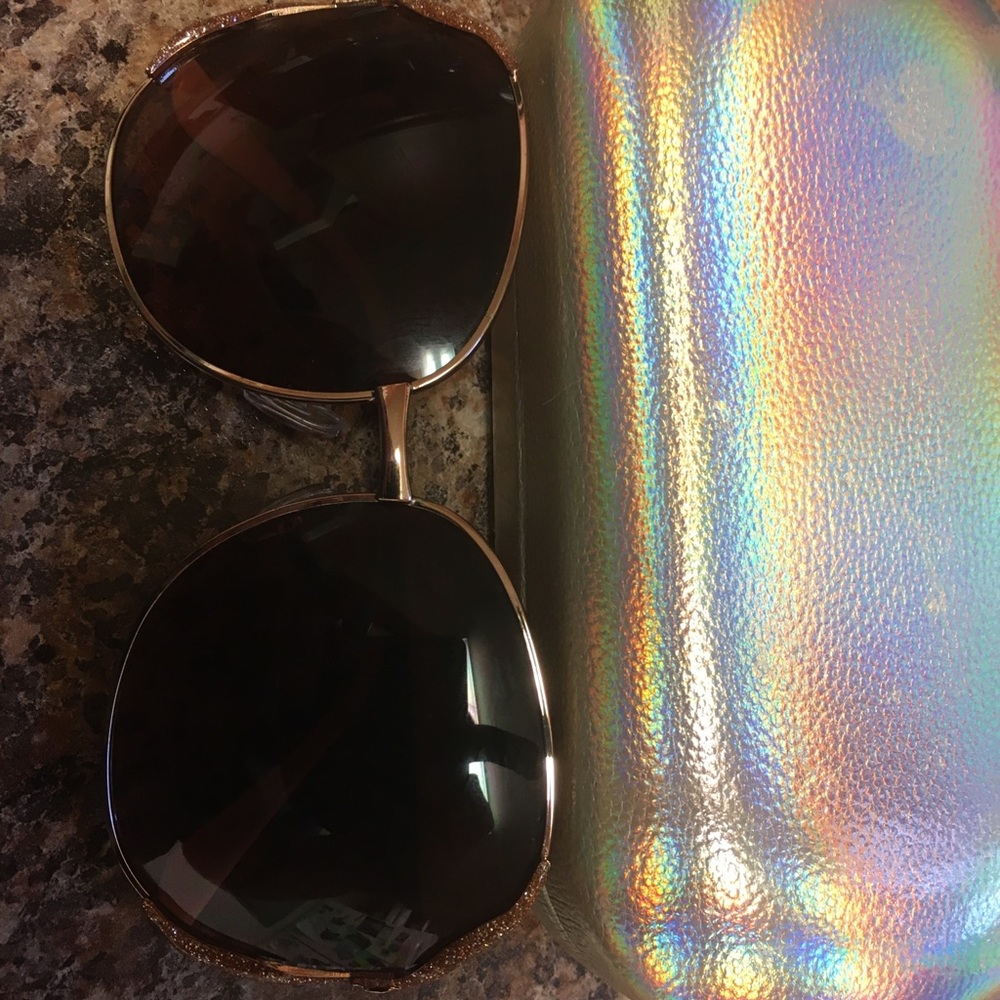 Claire’s Icing glitter sunglasses case pink